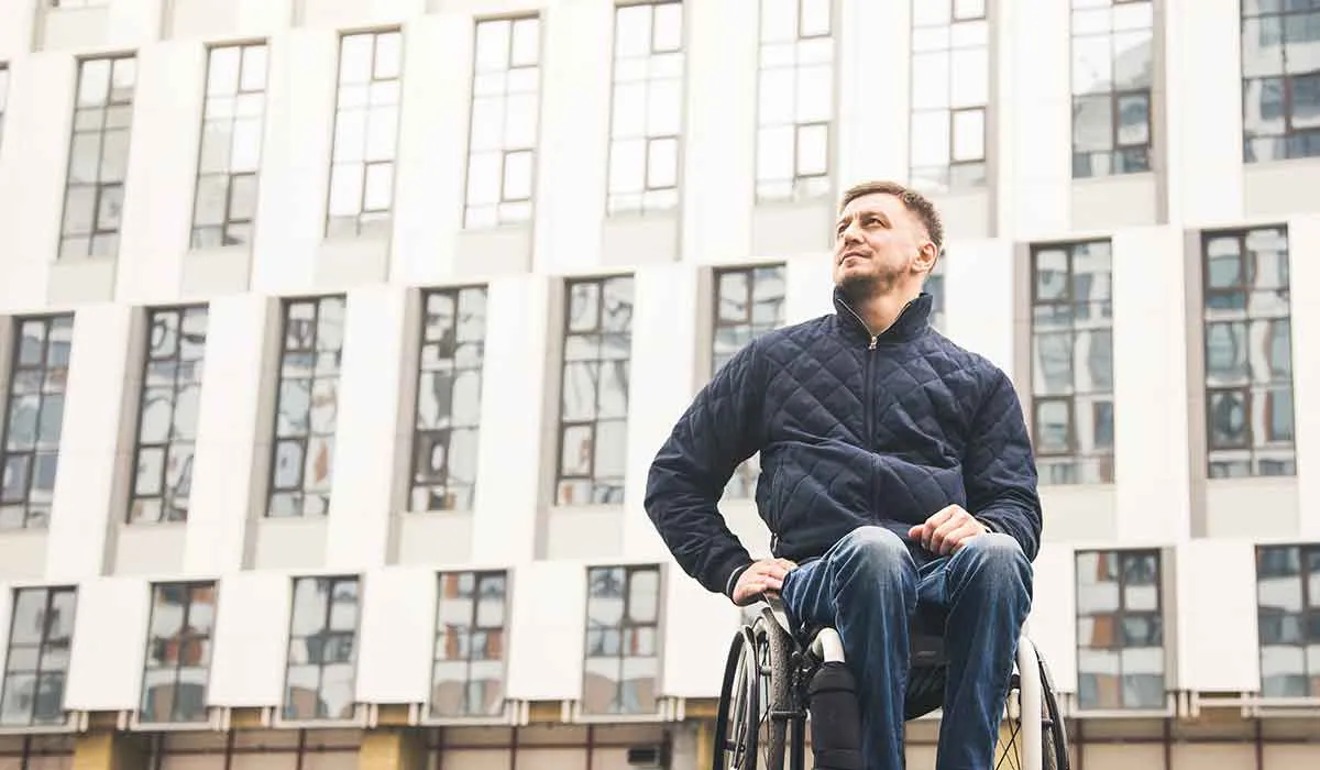 una operación en la médula espinal con electrodos les permitió volver a caminar