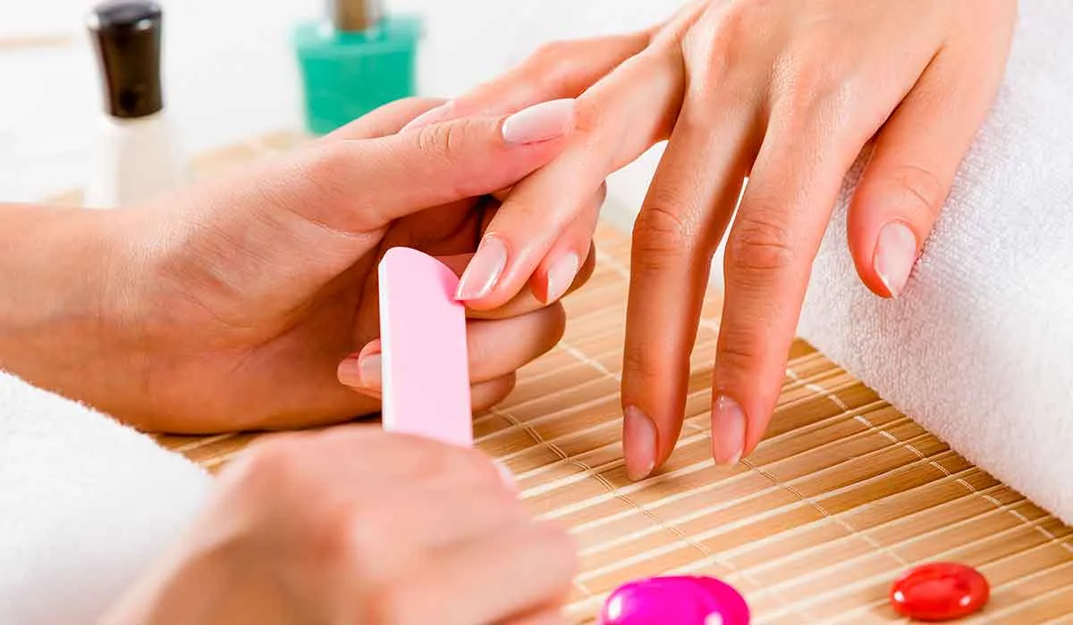 esto piensan los manicuristas cuando vas a hacerte las uñas