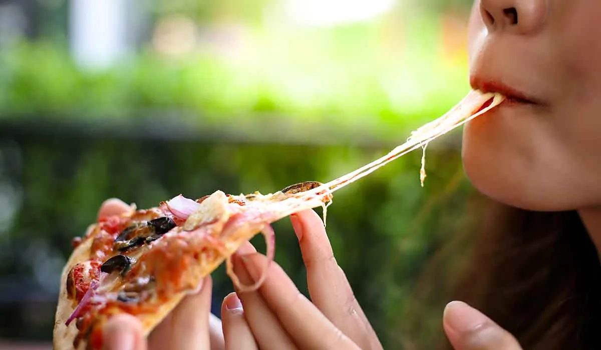hábitos molestos al comer que tienen una explicación