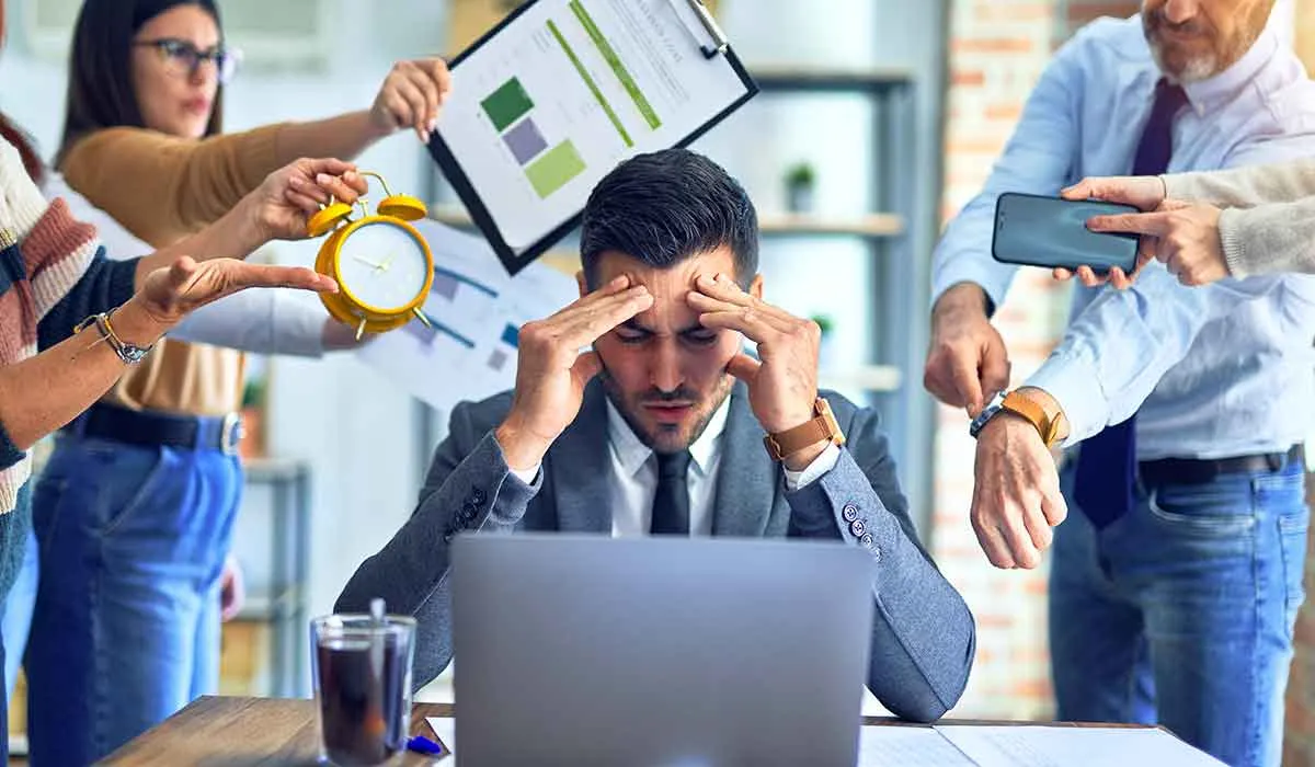 colegas molestos con los que te puedes encontrar en el trabajo