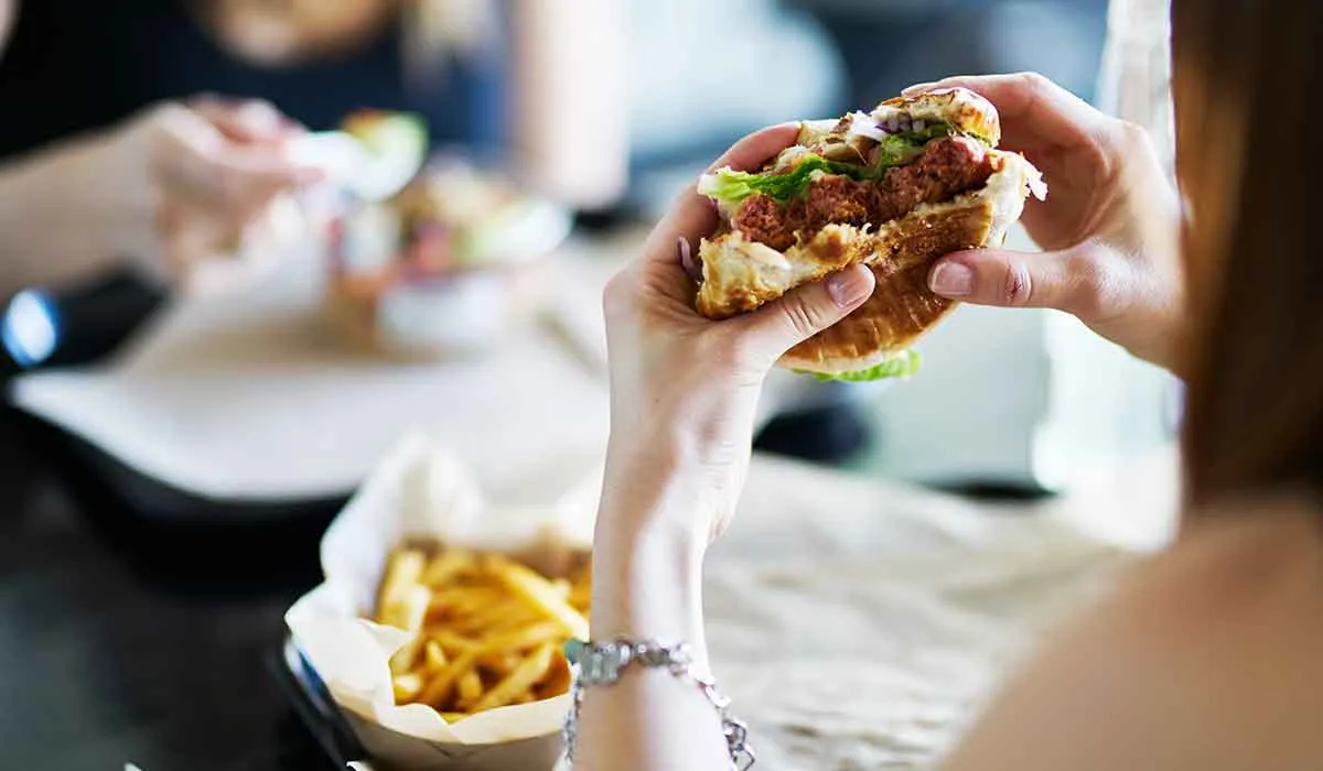 esto pasa en tu cuerpo cuando comes hamburguesas