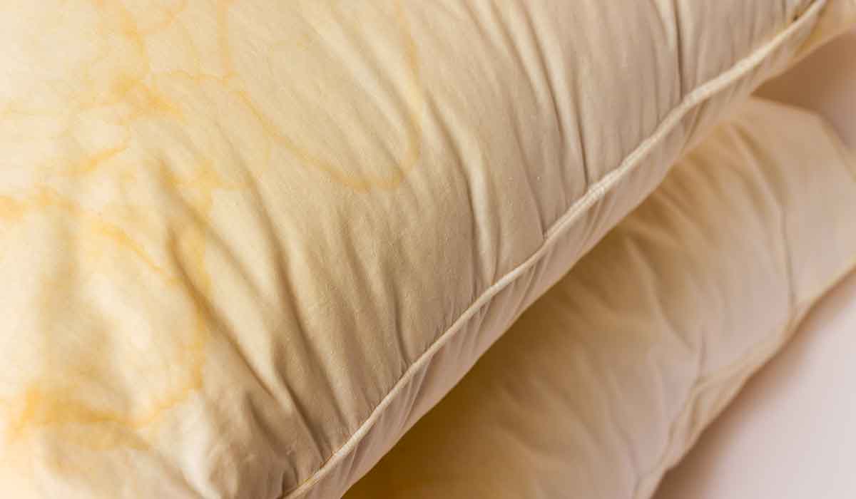 trucos para blanquear tus almohadas amarillas