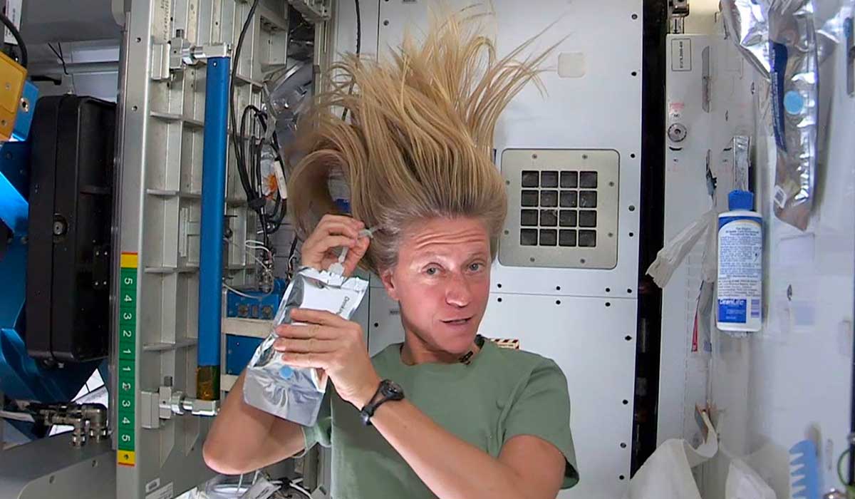así se lavan el cabello los astronautas
