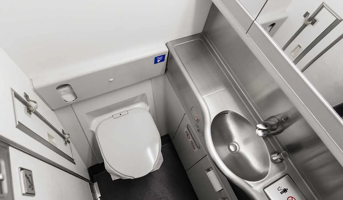 esto pasa cuando descargas en el inodoro de un avión