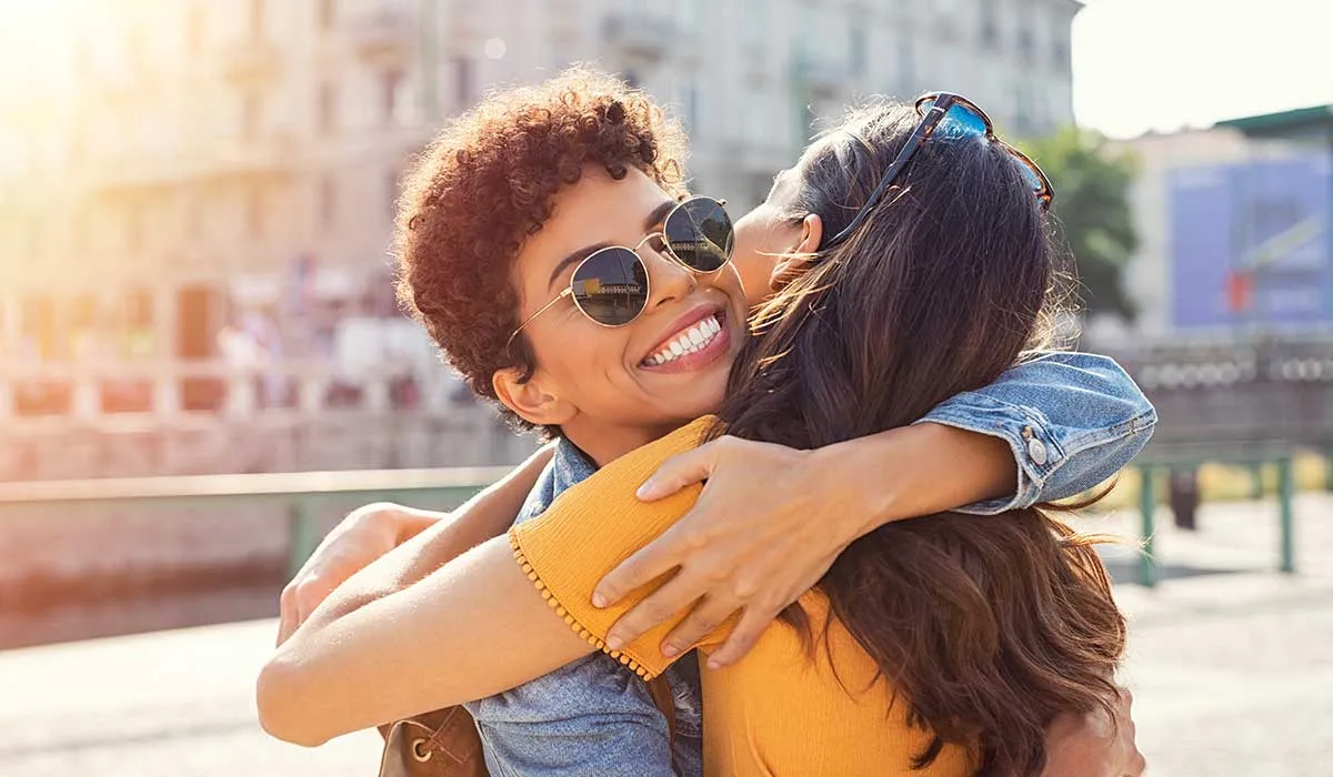 saludar a las personas con un abrazo tiene beneficios para ti