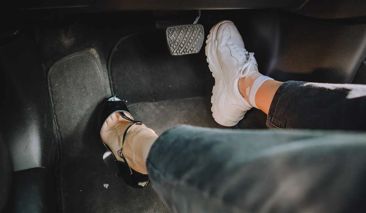 evita conducir tu auto con estos zapatos