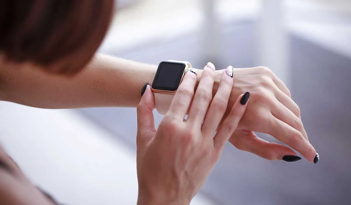 mujer salva la vida gracias a que su reloj es smart watch