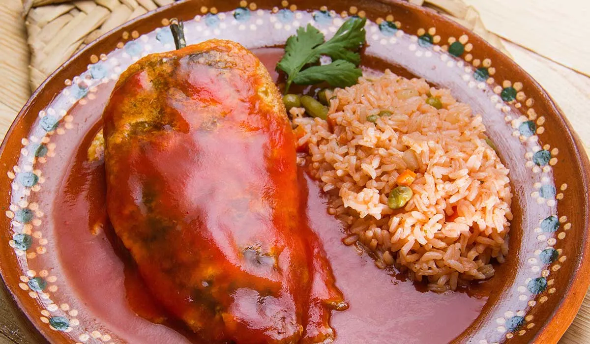 chiles rellenos con caldillo rojo