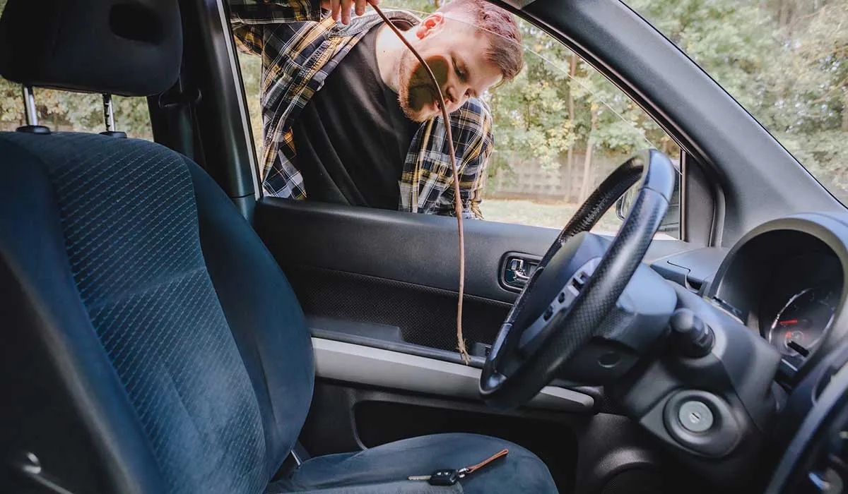 cómo abrir un auto si las llaves estén dentro