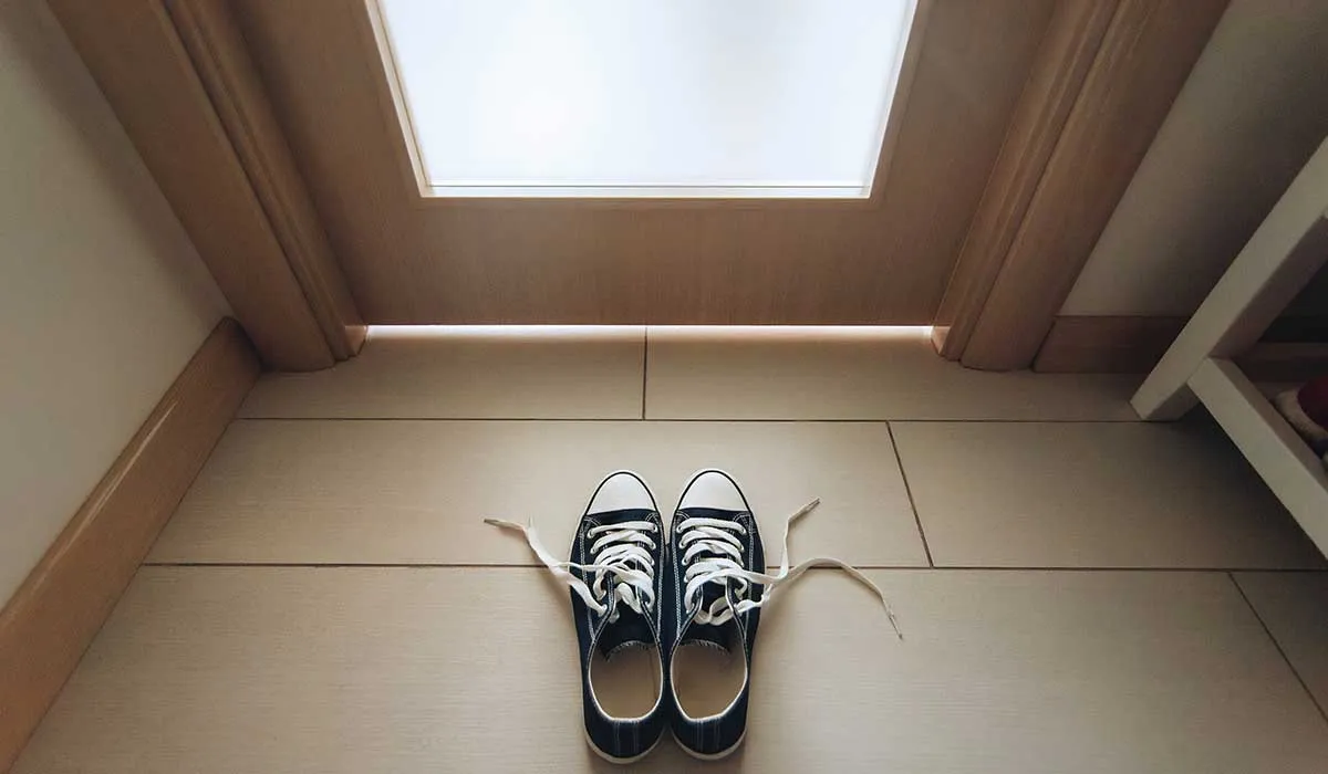 por qué dejar los zapatos fuera de tu casa