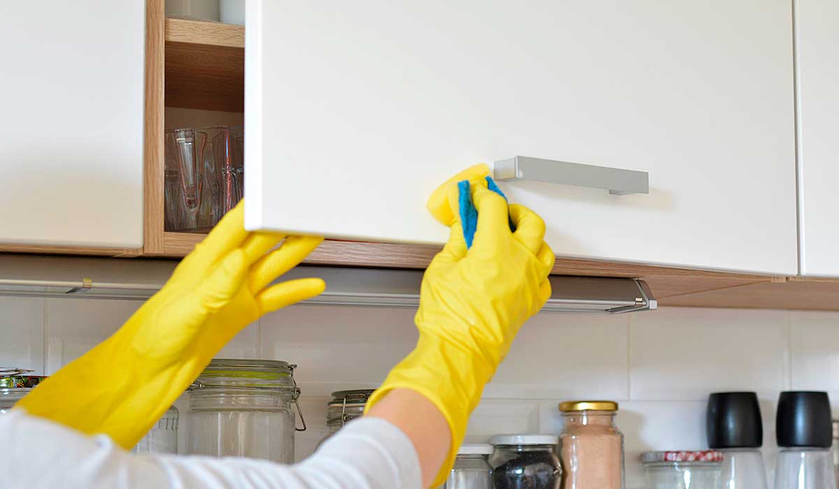 truco para eliminar la grasa de tus gabinetes de cocina