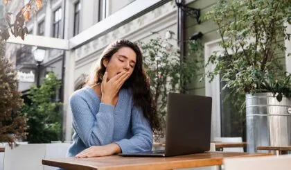 evita dormirte en la oficina después de la comida