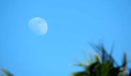 por esto vemos la luna en el día