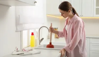 Trucos sencillos para desatascar el fregadero