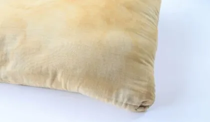 manchas amarillas en tus almohadas