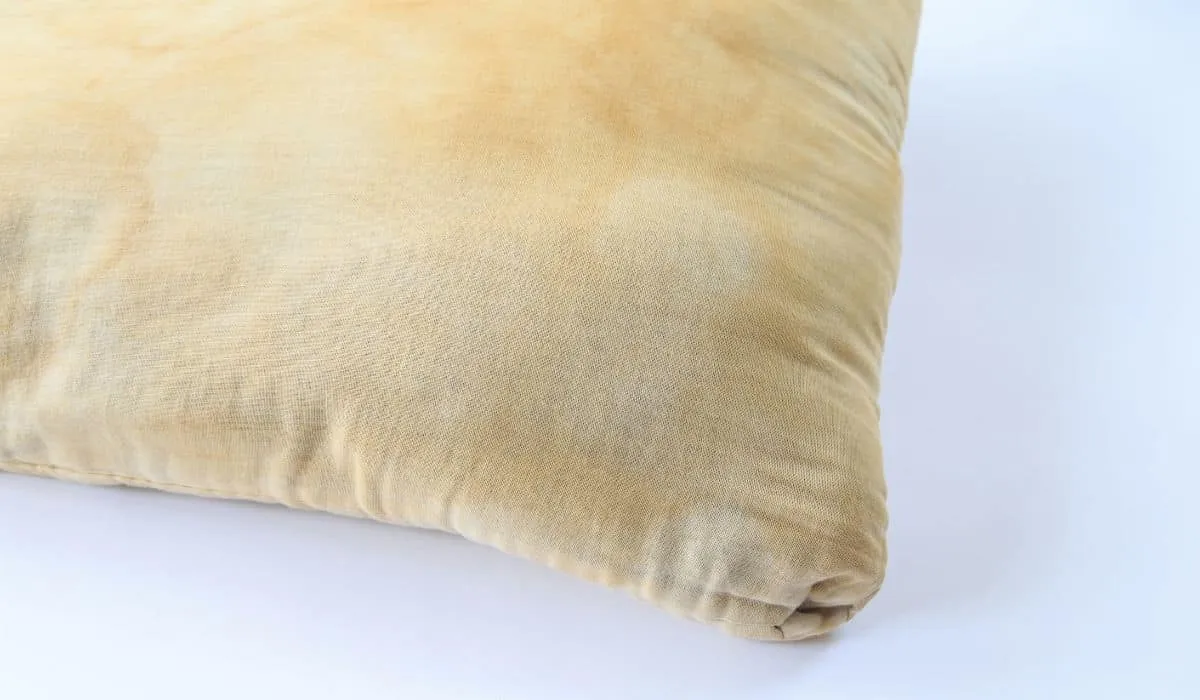 manchas amarillas en tus almohadas