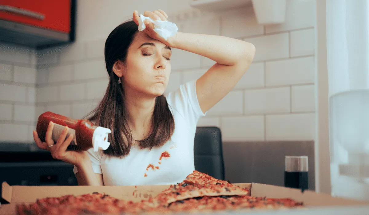 Cómo quitar la salsa de tomate de la ropa