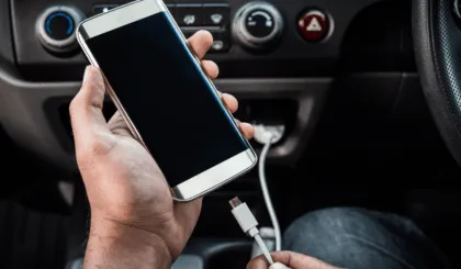 cargar tu teléfono en el automóvil