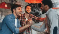 La importancia de las amistades masculinas y cómo el poker podría hacerlas más fuertes