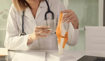 Los dolores en las articulaciones pueden ser aliviados con remedios naturales como compresas de calor y frio, ejercicio suave, dieta antiinflamatoria y masajes.