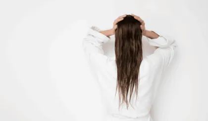 por qué no deberías ir a la cama con el cabello mojado