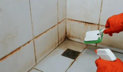 ¿Cómo eliminar el sarro del piso de la regadera?