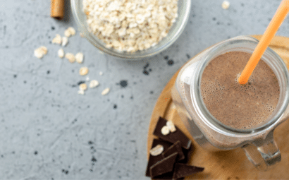 Prepara este licuado de avena con cacao