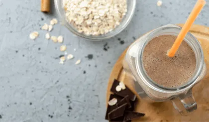 Prepara este licuado de avena con cacao