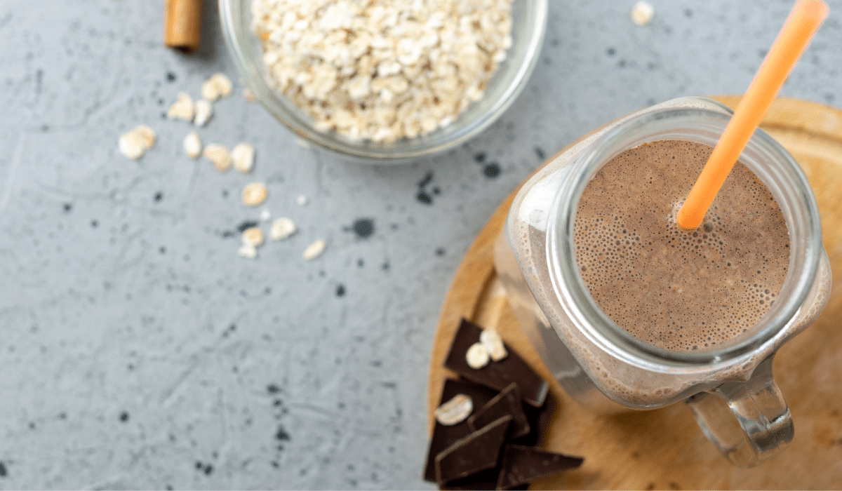 Prepara este licuado de avena con cacao