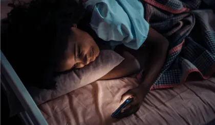 Razones para no dormir junto a tu celular