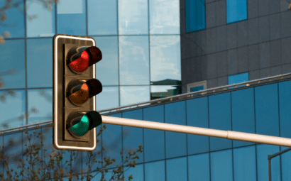 ¿Por qué los semáforos son rojos, amarillos y verdes?