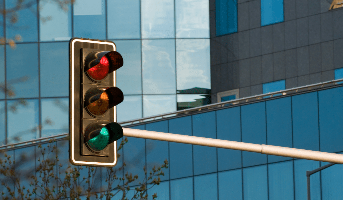 ¿Por qué los semáforos son rojos, amarillos y verdes?