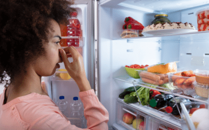 ¿Por qué mi comida sabe y huele a refrigerador