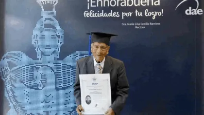 Abuelito de 86 años se titula