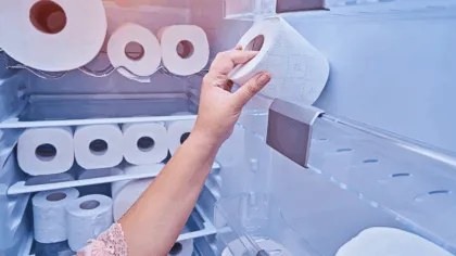 ¿Por qué mi comida sabe y huele a refrigerador?