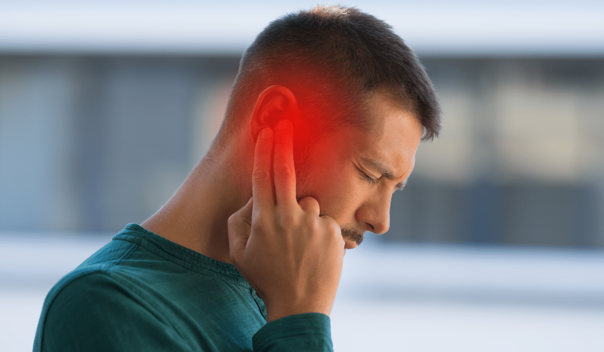 El tinnitus, ese molesto zumbido en los oídos, puede afectar tu calidad de vida.