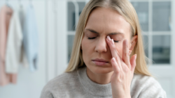 la artritis reumatoide podría dañar tus ojos