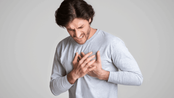 ¿Qué causa el dolor en el lado derecho del pecho