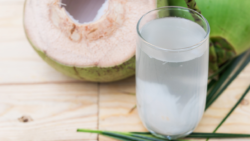 Agua de coco: beneficios para tu estómago