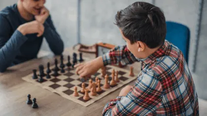 Jugar al ajedrez Un ejercicio mental para todas las edades