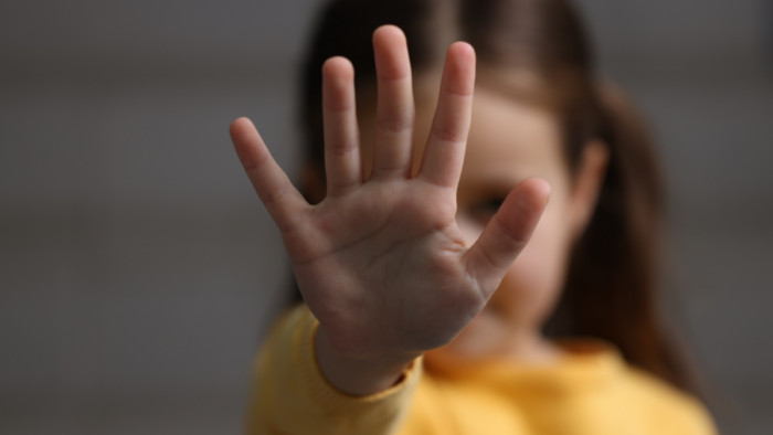 Niña mano detente | Cómo hablar con tus hijos sobre el abuso sexual