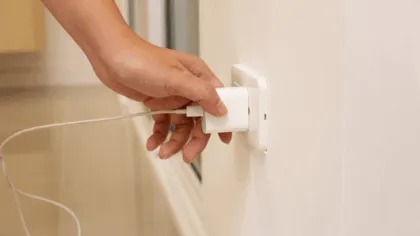 evitar dejar el cargador conectado