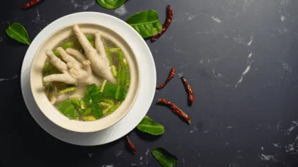 Caldo de patas de pollo