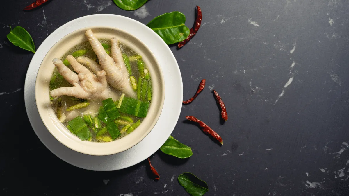 Caldo de patas de pollo