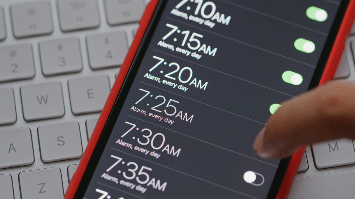 Por qué no deberías usar varias alarmas para despertar, según neurólogo | Alarmas celular, Canva PRO.