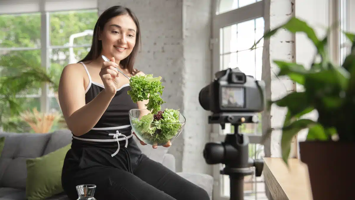 cultura-de-la-dieta | Mujer haciendo video, dieta. Canva PRO