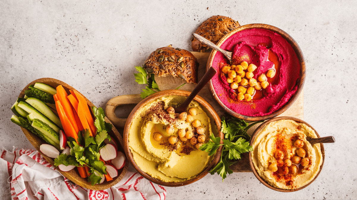 Conoce los beneficios del hummus, una deliciosa crema que aporta proteínas y fibra, ideal para cuidar tu salud y controlar el peso.