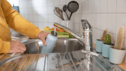 ¿Cada cuánto tiempo debes lavar tu botella de agua?