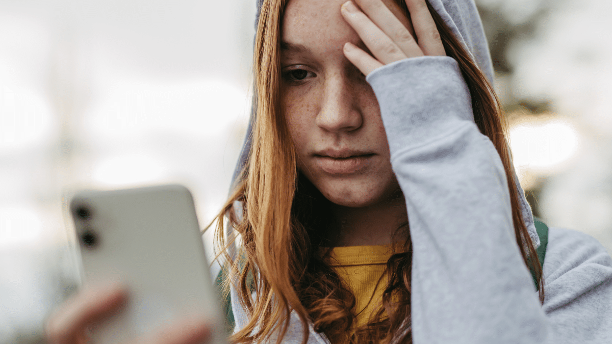 Como padre, es fundamental detectar el ciberacoso. Aprende a reconocer sus señales de advertencia y cómo hablar con tus hijos sobre el bullying en línea.