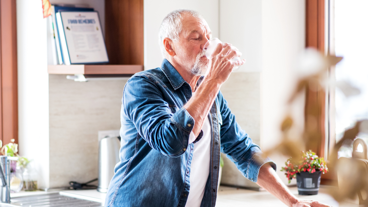 Beber agua para bajar de peso: lo que debes saber.